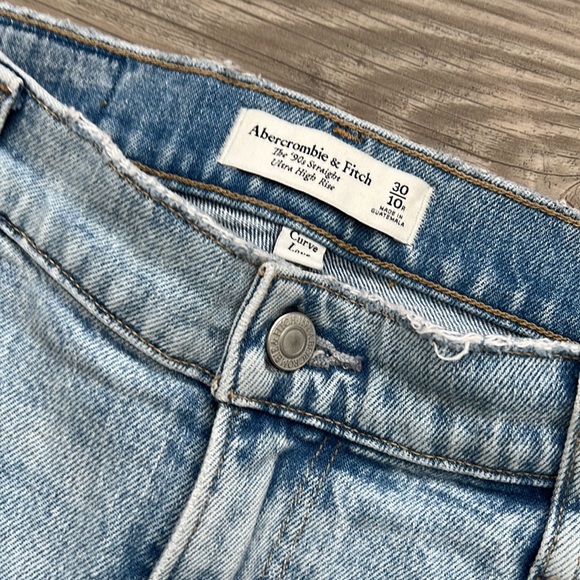 ABERCROMBIE & FITCH 90s Ultra High Rise Straight Jeans in Light Blue Wash - Picture 11 of 16